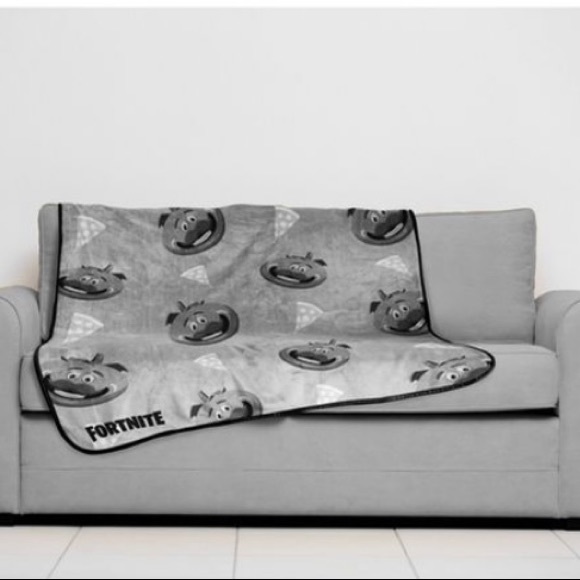 Fortnite Tomatohead Plush Throw - Picture 3 of 6